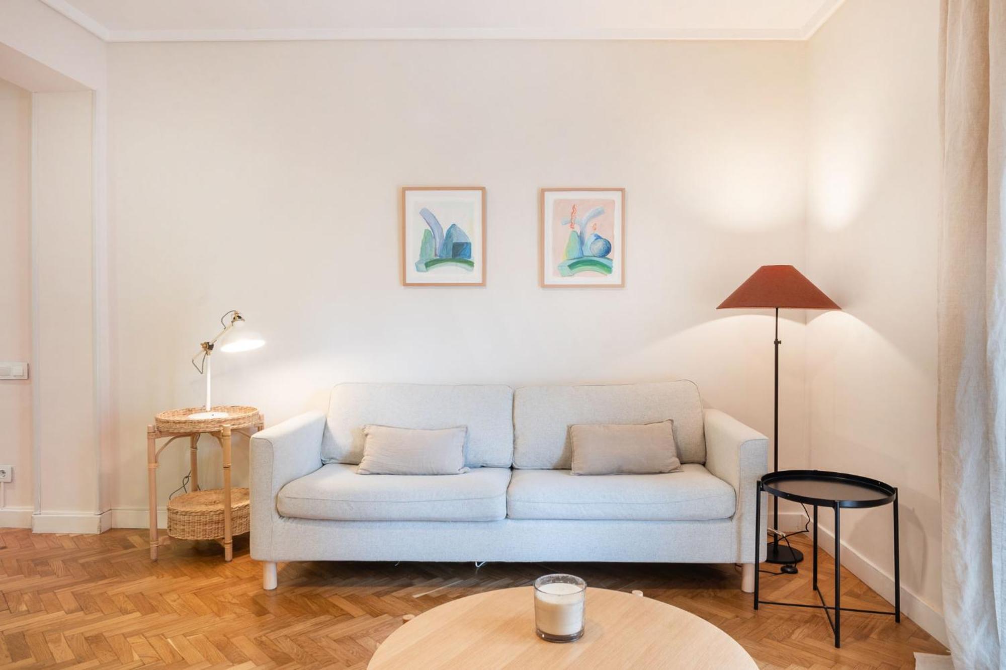 Warmth And Comfort In The Sought-after Eixample Apartamento