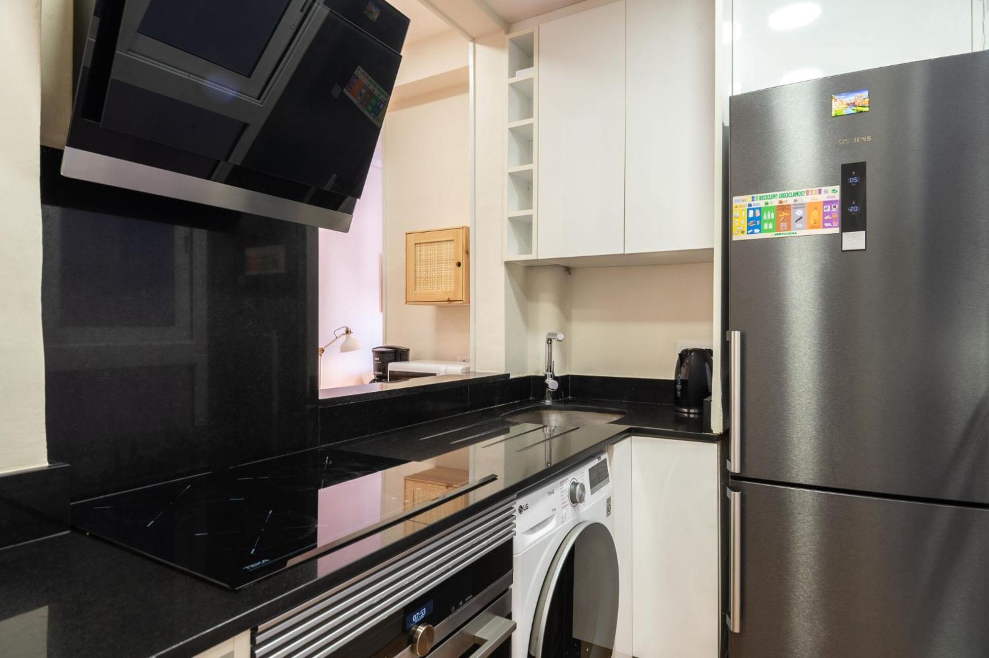 Warmth And Comfort In The Sought-after Eixample Apartamento