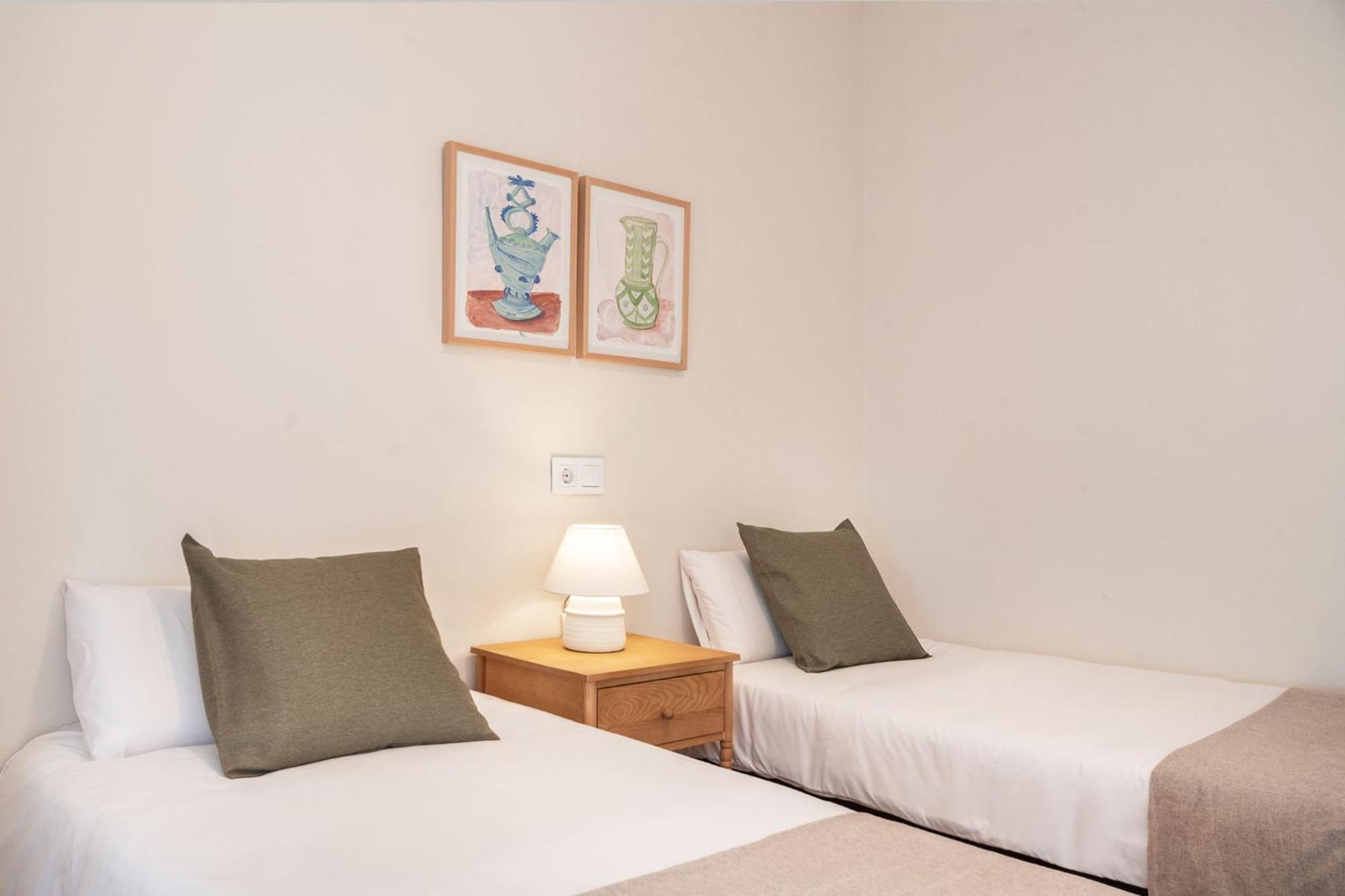 Warmth And Comfort In The Sought-after Eixample Apartamento